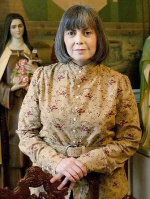 Anne Rice posed with the Cabbalistic inverted  V Sign.