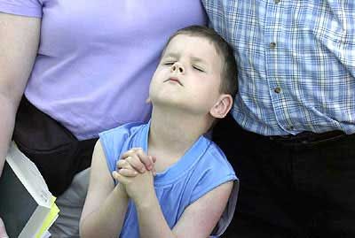 original photo of boy praying for Terri Schiavo